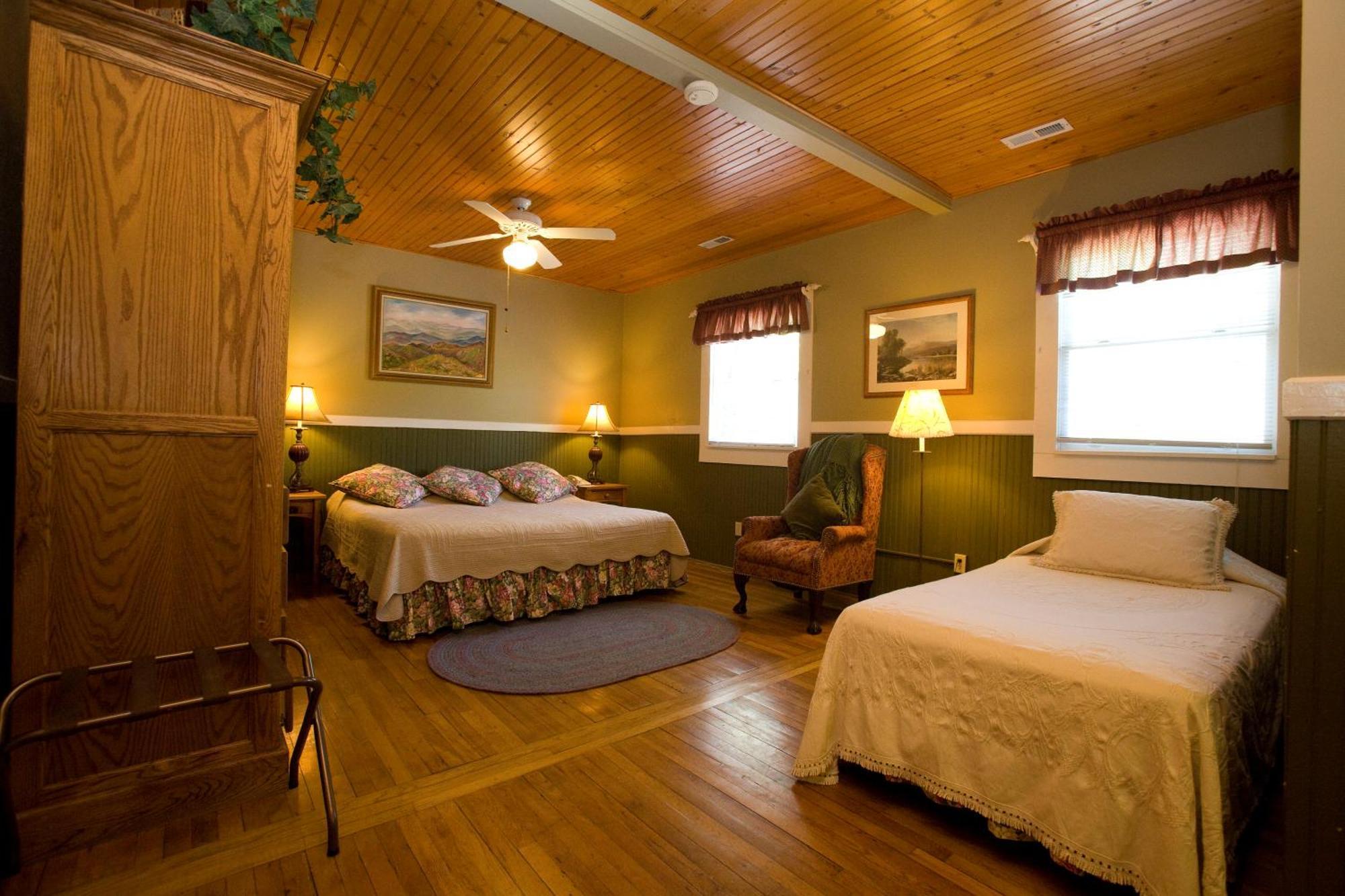Highland Lake Inn & Resort - Flat Rock Buitenkant foto