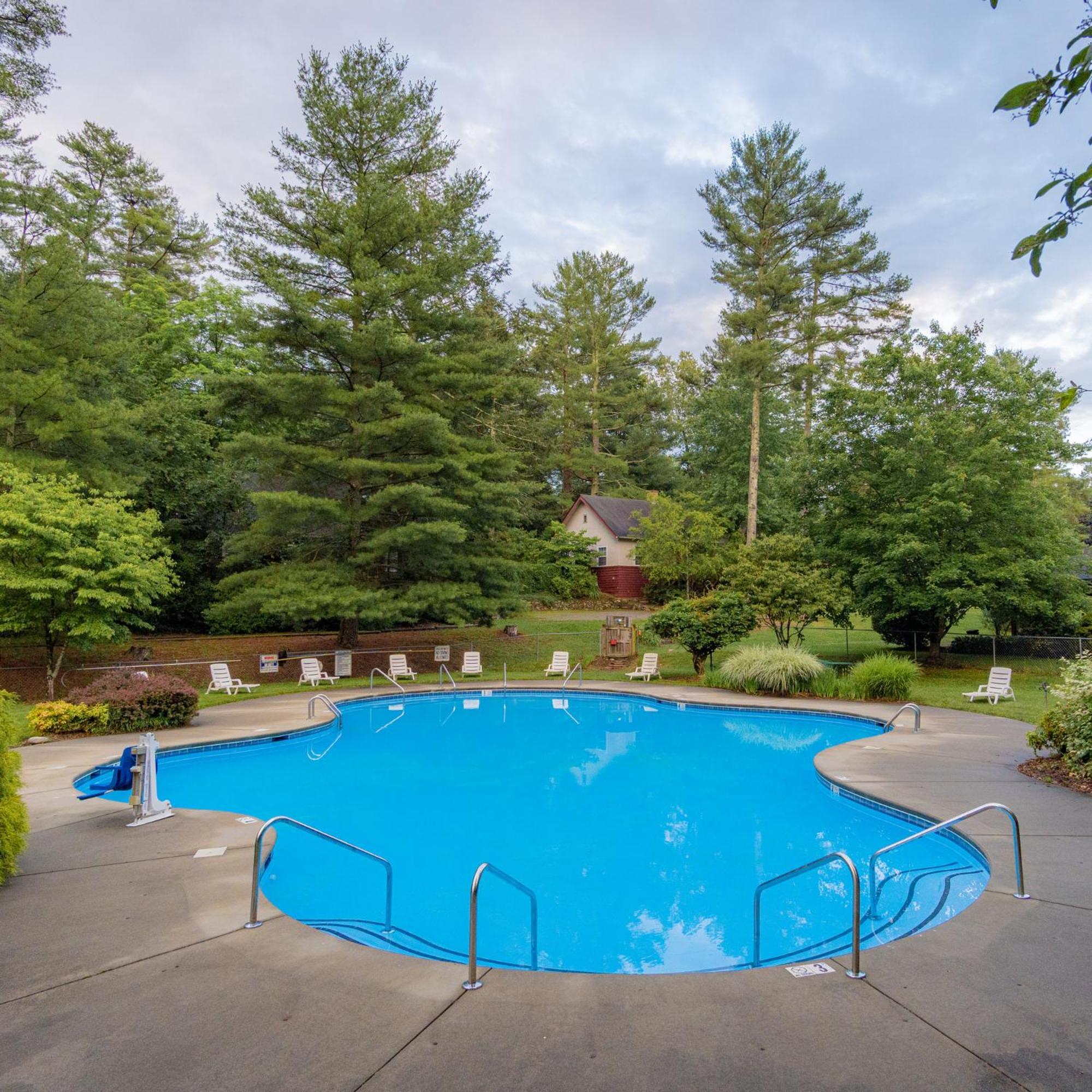 Highland Lake Inn & Resort - Flat Rock Buitenkant foto