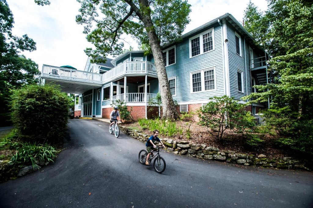 Highland Lake Inn & Resort - Flat Rock Buitenkant foto
