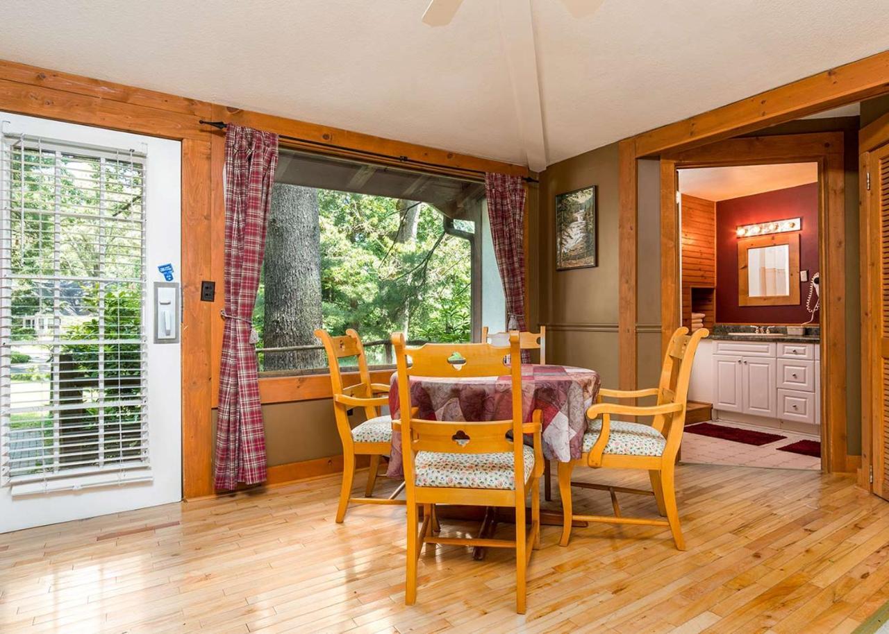 Highland Lake Inn & Resort - Flat Rock Buitenkant foto