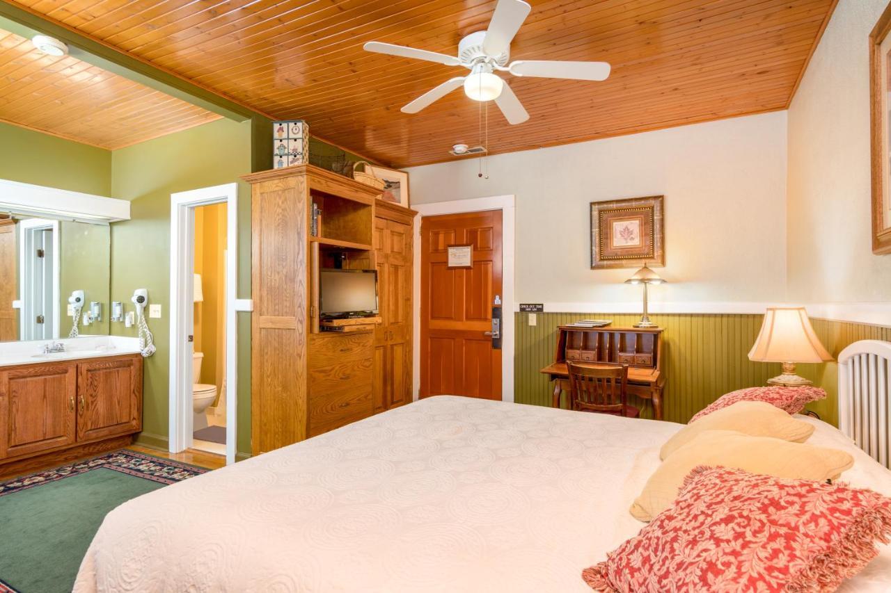 Highland Lake Inn & Resort - Flat Rock Buitenkant foto