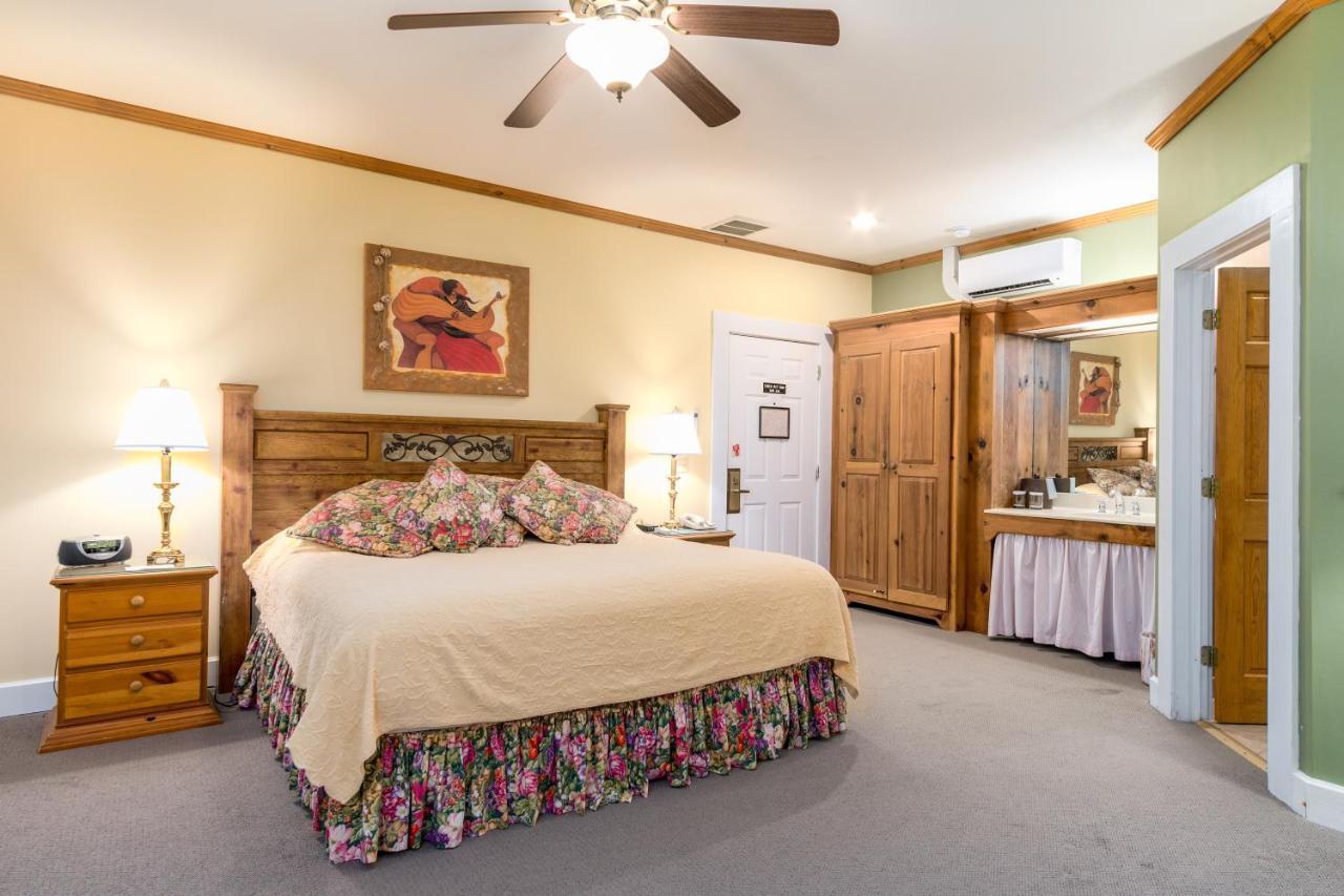 Highland Lake Inn & Resort - Flat Rock Buitenkant foto
