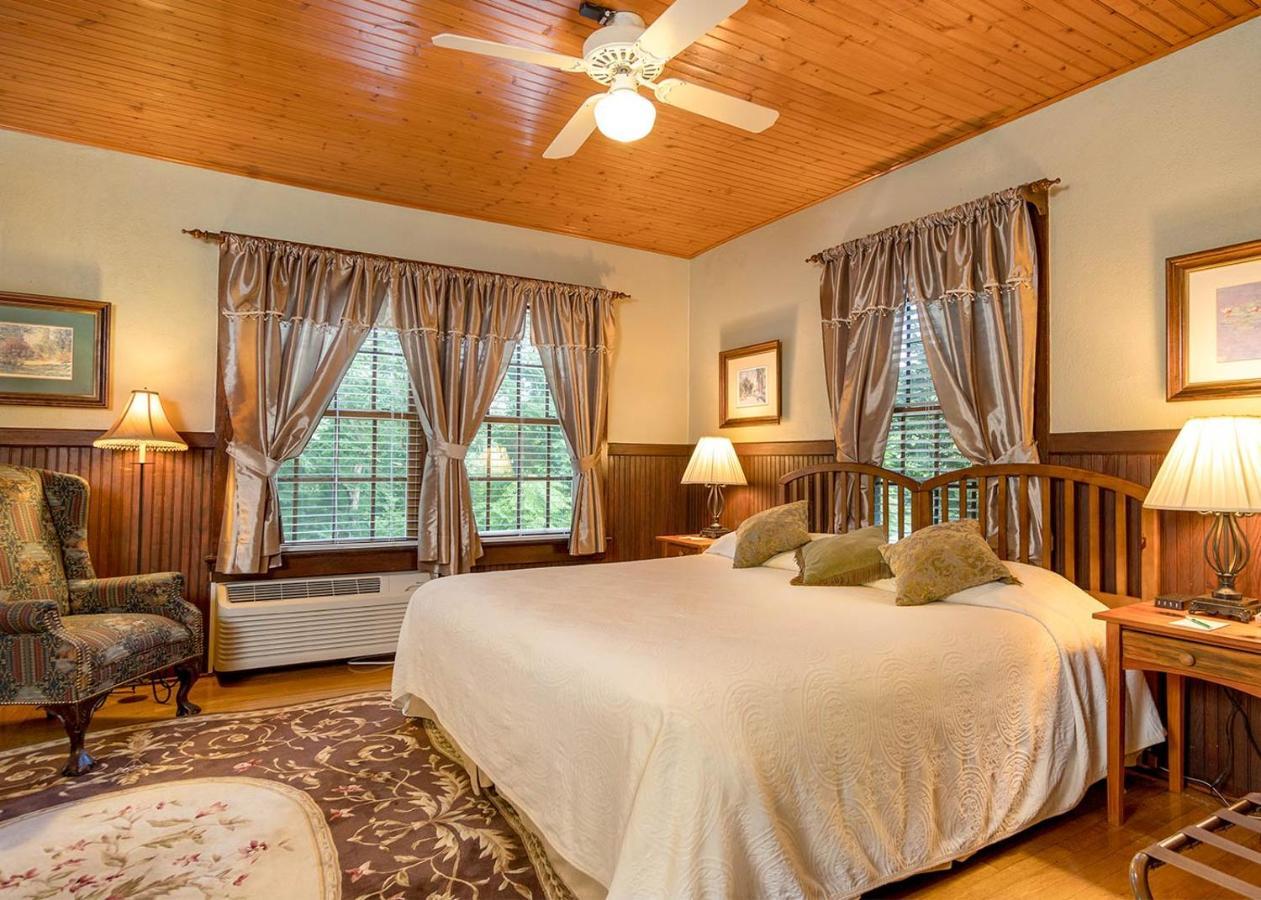 Highland Lake Inn & Resort - Flat Rock Buitenkant foto